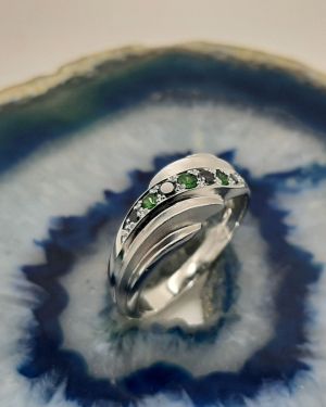 Bague Or gris (Or blanc) 750 millièmes rhodié Grenats tsavorites & Diamants noirs