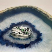 Bague Or gris (Or blanc) 750 millièmes rhodié Grenats tsavorites & Diamants noirs